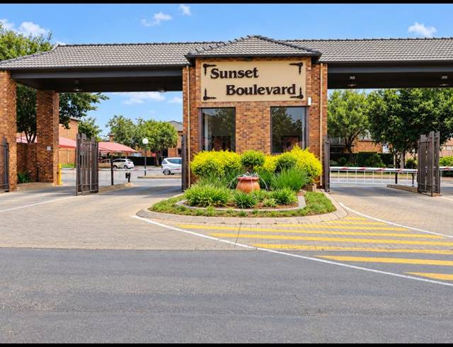 2 BEDROOM TOWNHOUSE FOR SALE IN SONNEVELD